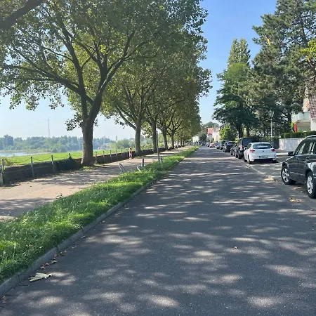 Apartment Mit Balkon Am Rhein